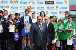 Алексей Завгороднев поздравляет победителей благотворительного спортивного турнира "Энергия поколений"