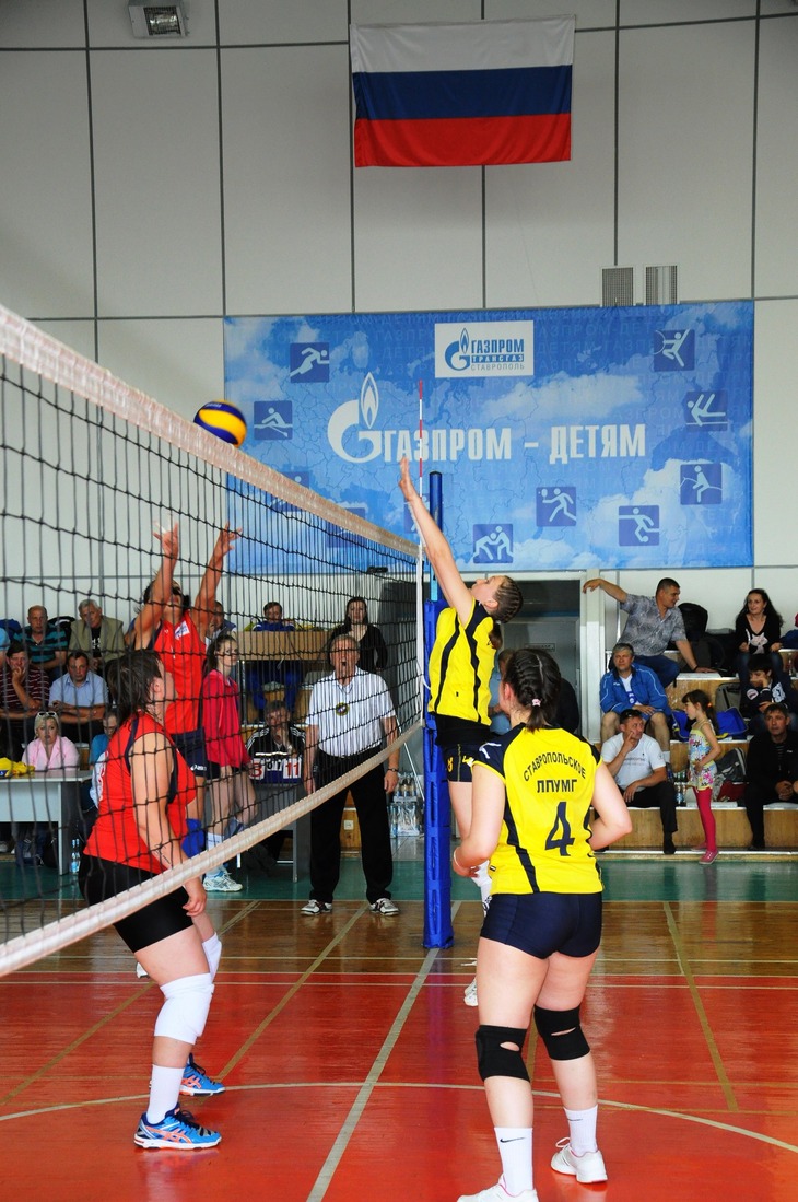 Волейболистки Ставропольского и Астраханского филиалов сражаются за победу в турнире