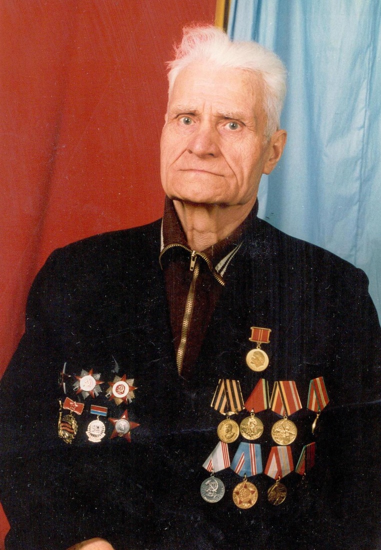 Никифор Иванович Пороховой с боевыми наградами, 1995 год