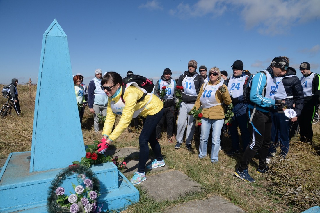 Возложение цветов к мемориалу воинам, погибшим в годы Великой Отечественной войны