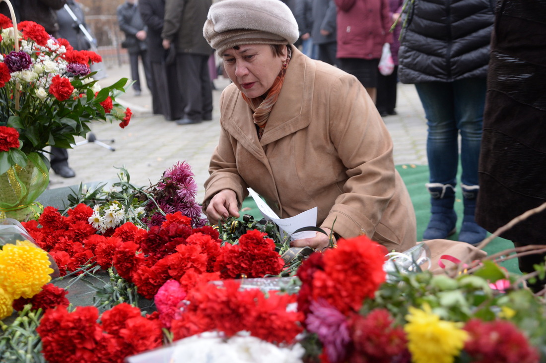 Участники митинга почтили память жертв техногенных катастроф и военных конфликтов возложением цветов