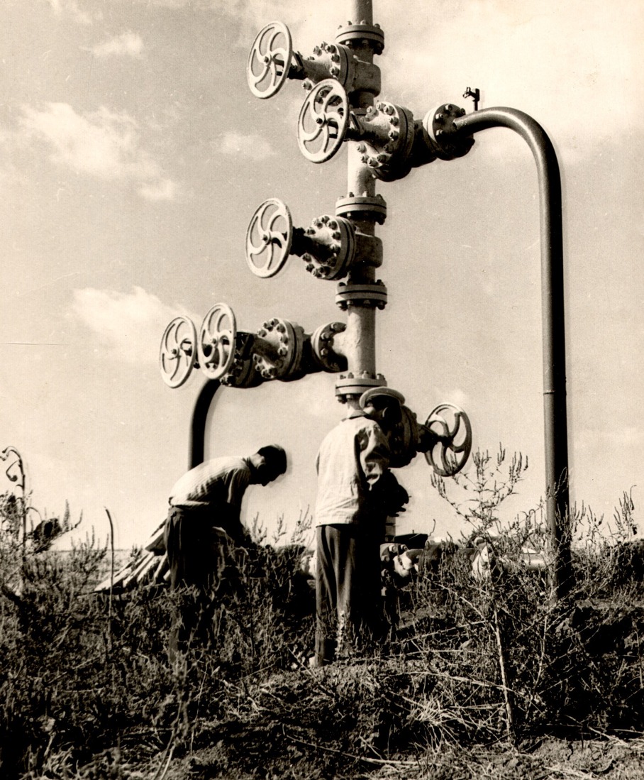 У скважины Северо-Ставропольского газового месторождения, 1950 год.