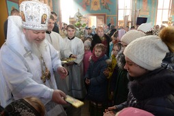 Митрополит Ставропольский и Невинномысский Кирилл вручает сладкие подарки гостям праздника