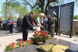 Алексей Завгороднев и Ольга Казакова возлагают цветы воинам Братской могилы