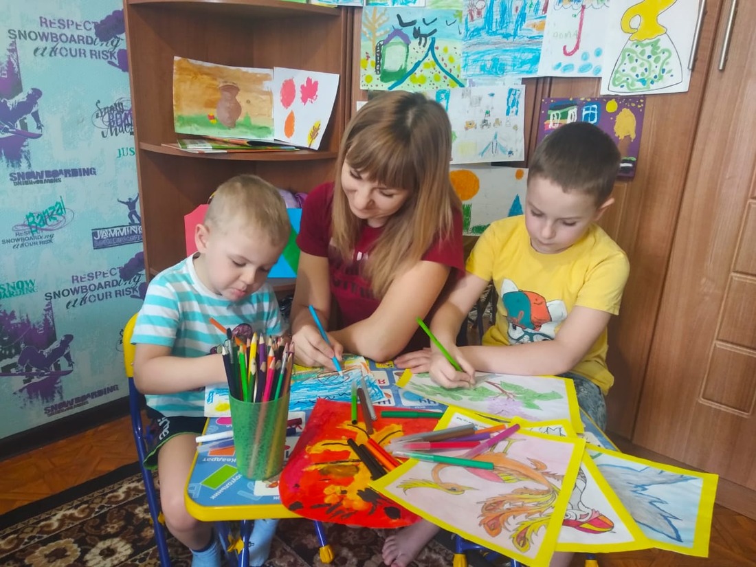 Делопроизводитель Невинномысского ЛПУМГ Вера Воскобойникова и ее дети готовят экологический рисунок