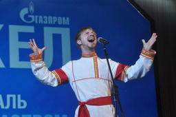 На сцене Андрей Бондаренко.