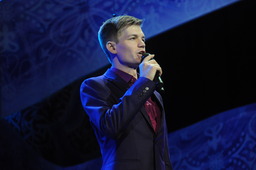Песню "Небо" исполняет Иоанн Грищенко