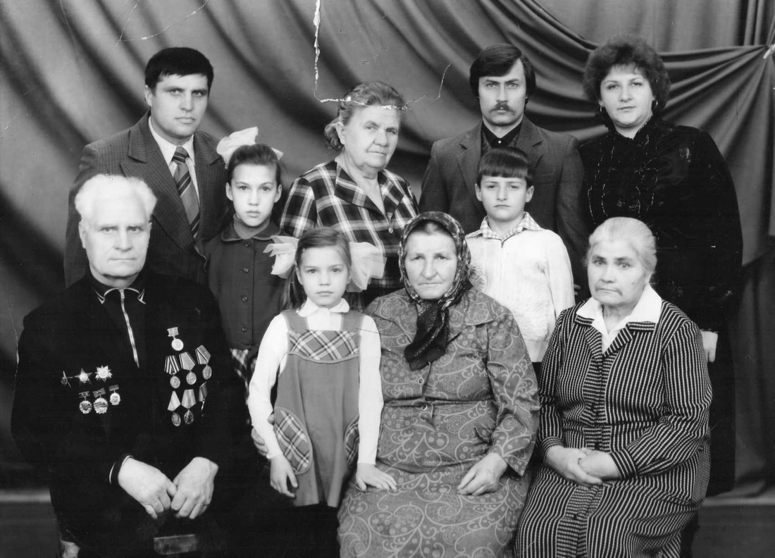 Семейная фотография. Никифор Иванович Пороховой внизу слева со своей женой Анной (в верхнем ряду посередине), сестрами и племянниками, город Измаил, 1960 год