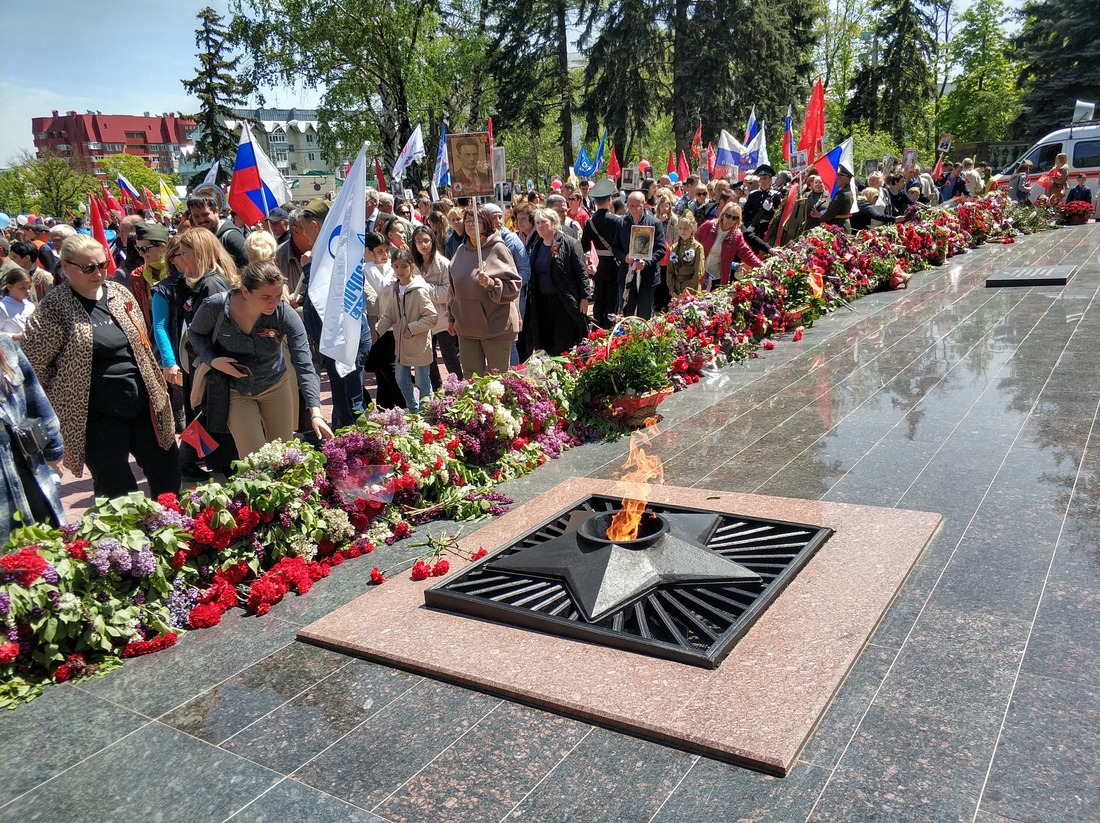 Газовики возлагают цветы в мемориалу "Огонь Вечной Славы" в Ставрополе. Фото Владимира Коваленко