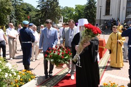 Торжественное возложение цветов.