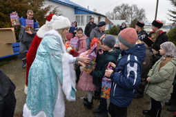 Сказочные новогодние персонажи поздравляют воспитанников воскресной школы села Московского Ставропольского края