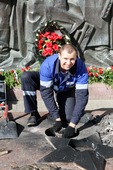 Смоленск (Город-Герой) — работы по техническому обслуживанию Вечного огня в Реазовском парке