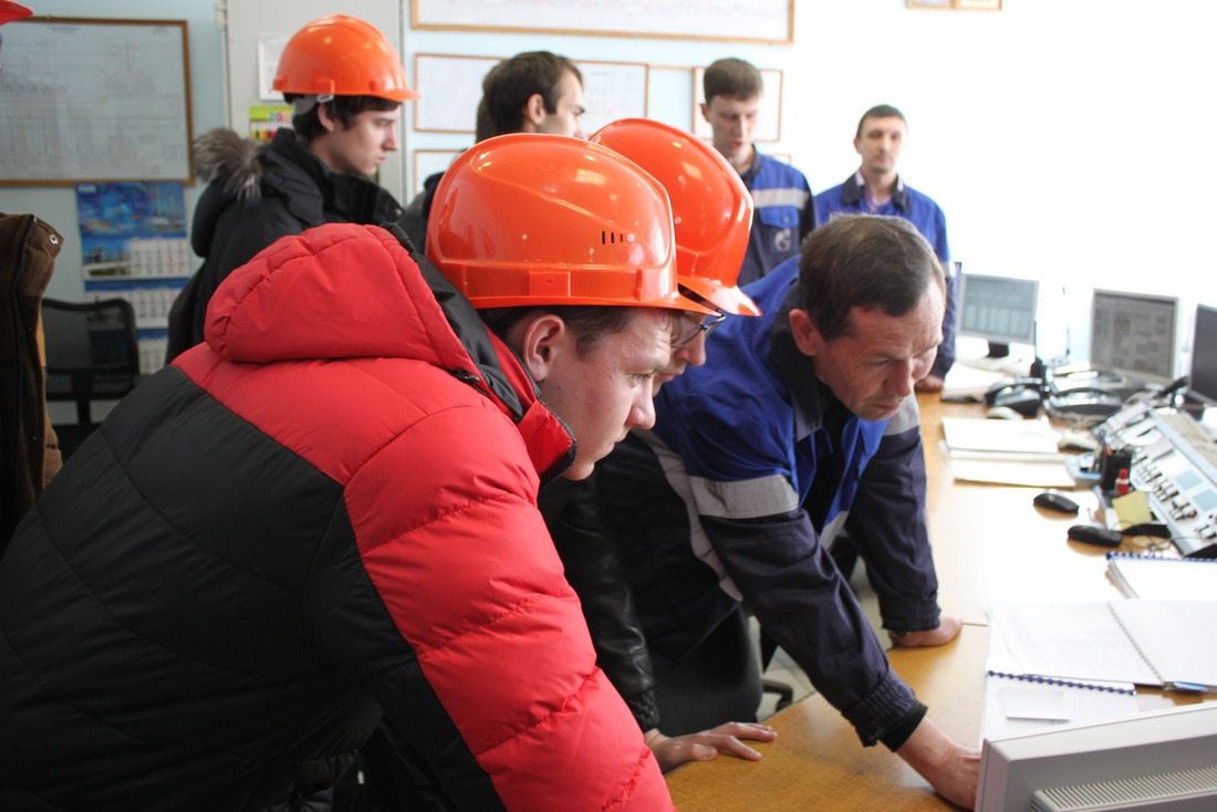 Студенты знакомятся со спецификой работы сменного инженера компрессорной станции