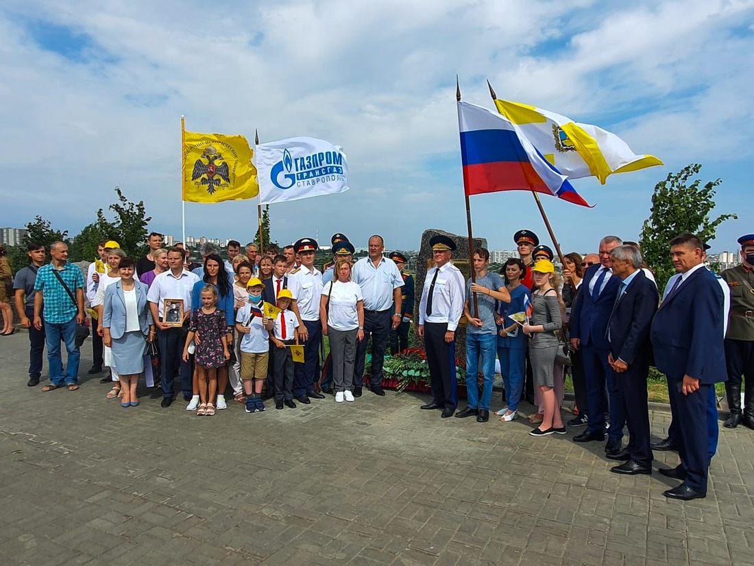 Участники торжественной церемонии открытия памятного знака воинам-ставропольцам