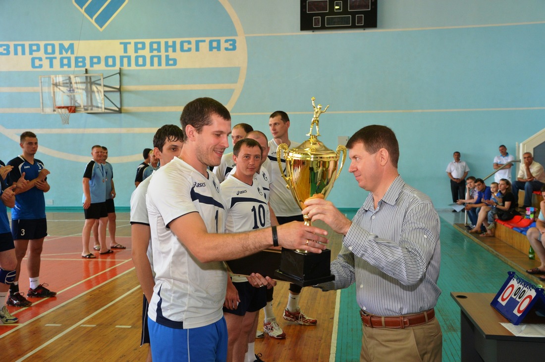 Андрей Берестовой проводит церемонию награждения турнира
