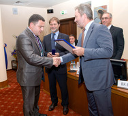 Иван Бырылов получает диплом