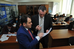 Алексей Атакишиев (слева) обсуждает конкурсное задание