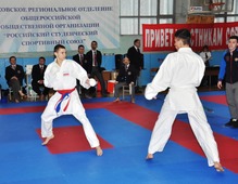 На татами серебряный призер первенства России Евгений Молчанов (слева)
