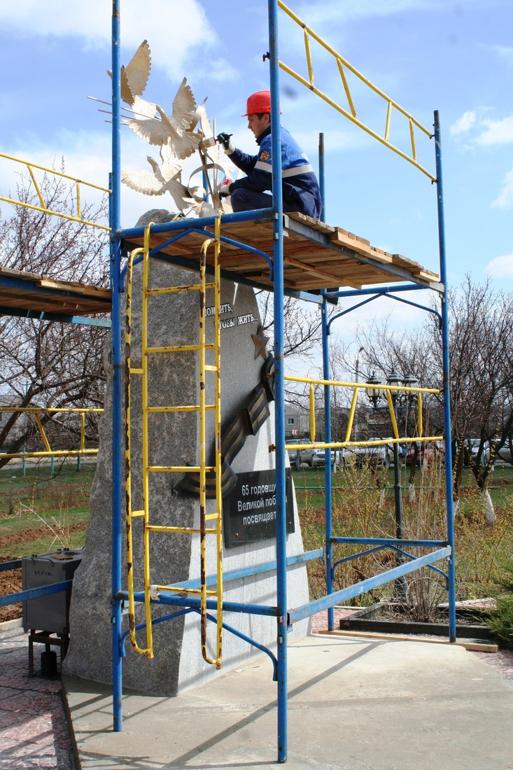 Газовики ремонтируют монумент павшим героям в с. Старокучергановке Астраханской области