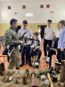Представители ВПК "Русские витязи" рассказывают о битве за Кавказ школьникам города Моздока. Фото Лидии Хатаговой