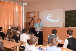 Эколог Управления аварийно-восстановительных работ Надежда Шевцова проводит открытый урок в школе
