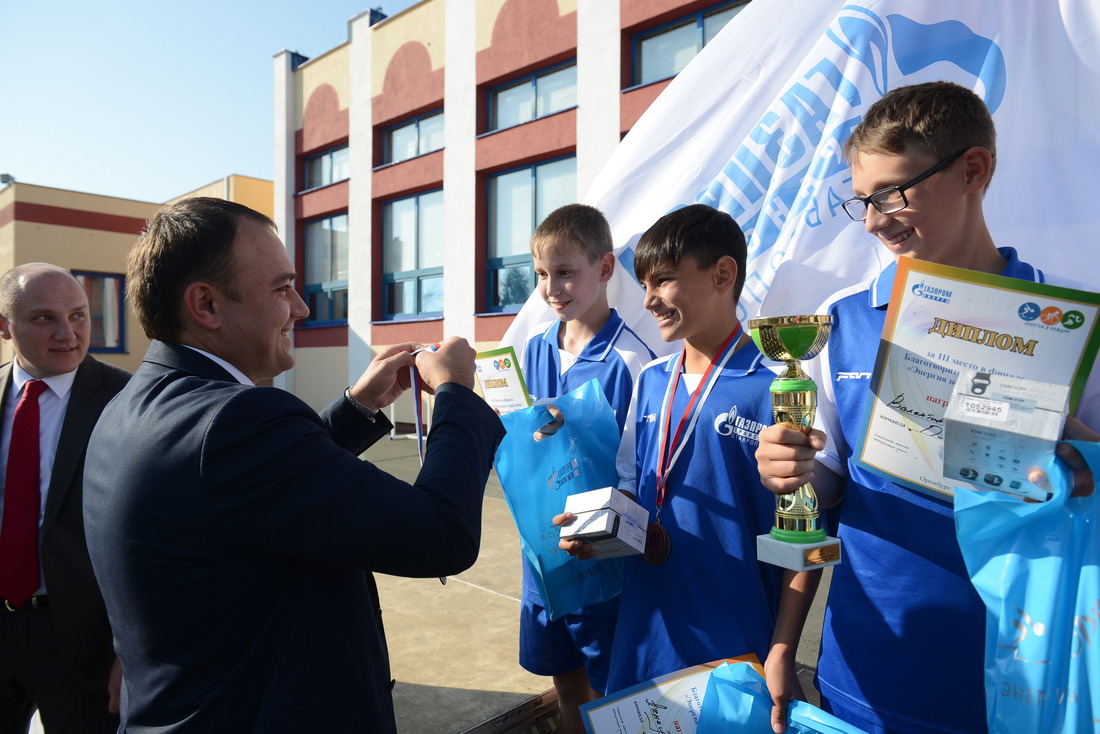Заместитель генерального директора по управлению персоналом Денис Стороженко награждает команду "Газпром трансгаз Ставрополь", занявшую третье место