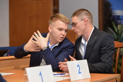 Обсуждение тактики переговоров. Фото Андрея Тыльчака