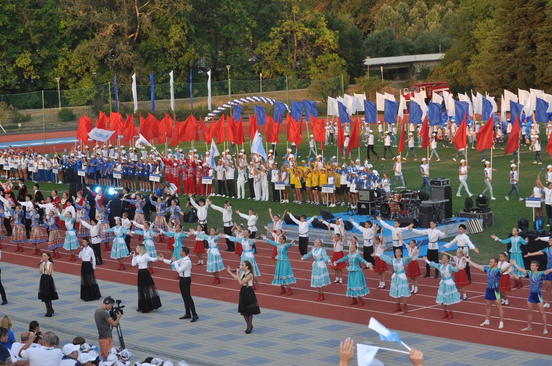 На торжественной церемонии открытия собрались почти три тысячи участников Спартакиады.