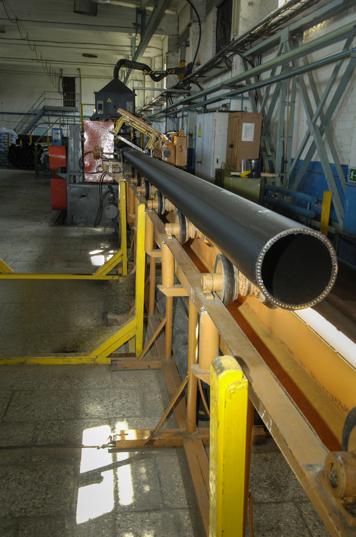 Выпуск трубной продукции осуществляют работники Цеха металлопластовых и полиэтиленовых изделий