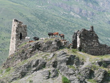 Северная Осетия. Развалины горского замка в Куртатинском ущелье. Алексей Казначеев. Администрация.