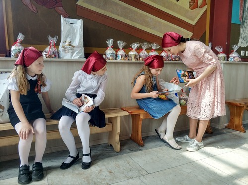 Дети рассматривают подарки газовиков. Фото Владимира Коваленко