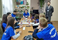 Команды обсуждают тему проекта. Фото Владимира Коваленко