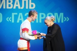 Председатель жюри фестиваля Александра Пермякова (справа) вручает награду Андрею Бондаренко.