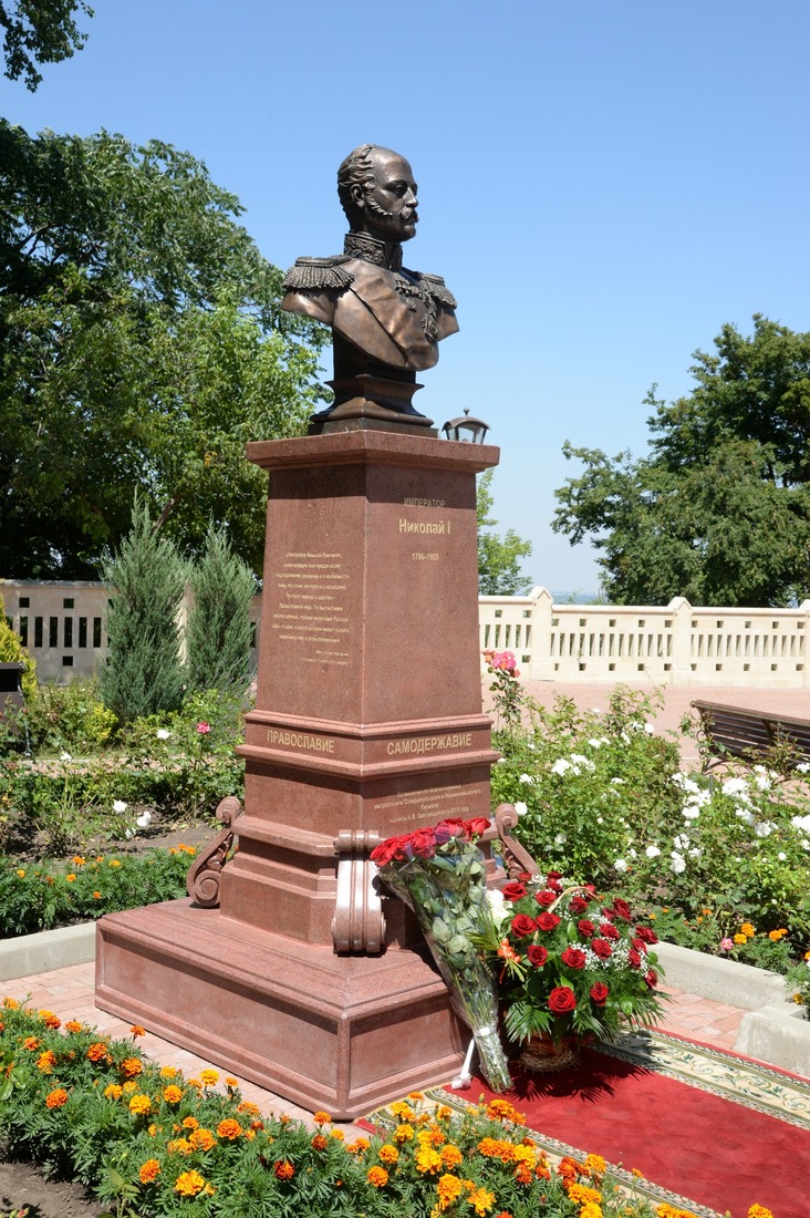 Памятник Николаю I в точности воссоздает черты лица императора.