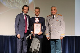 Слева направо: народный артист России Владимир Машков, победитель конкурса Максим Бушуев и генерал-полковник Сергей Макаров