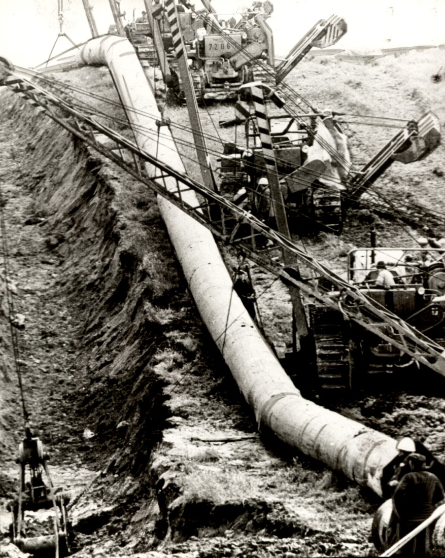 Краны-трубоукладчики на газопроводе "Ставрополь — Москва", 1950-е годы.