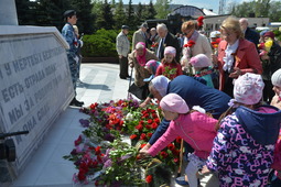 Цветы погибшим на полях Великой Отечественной