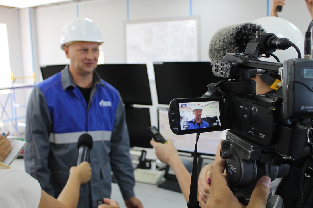 Сменный инженер ДКС-2 Денис Брынза рассказывает журналистам о работе ДКС-2