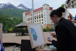 Дарья Малинина рисует первый этюд.