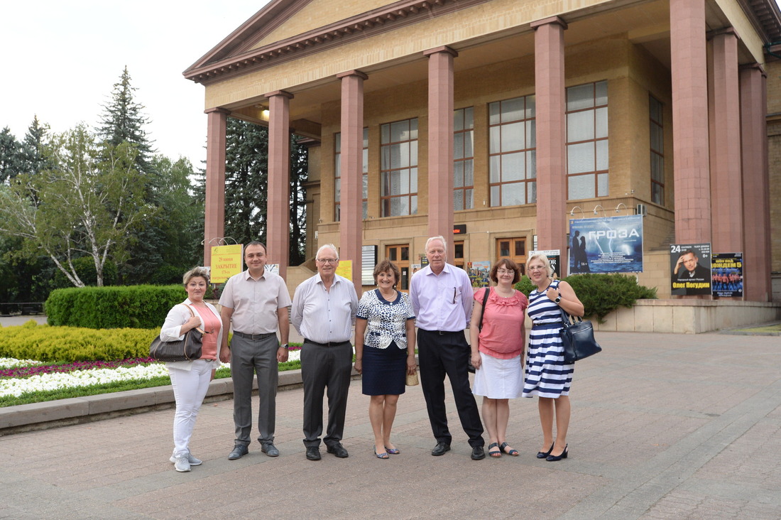 Гости из Германии возле драматического театра имени М.Ю. Лермонтова в Ставрополе