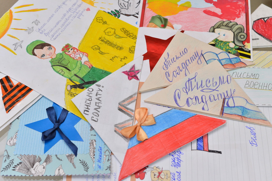 Дети работников ООО "Газпром трансгаз Ставрополь" написали несколько десятков писем солдатам. Фото Андрея Тыльчака