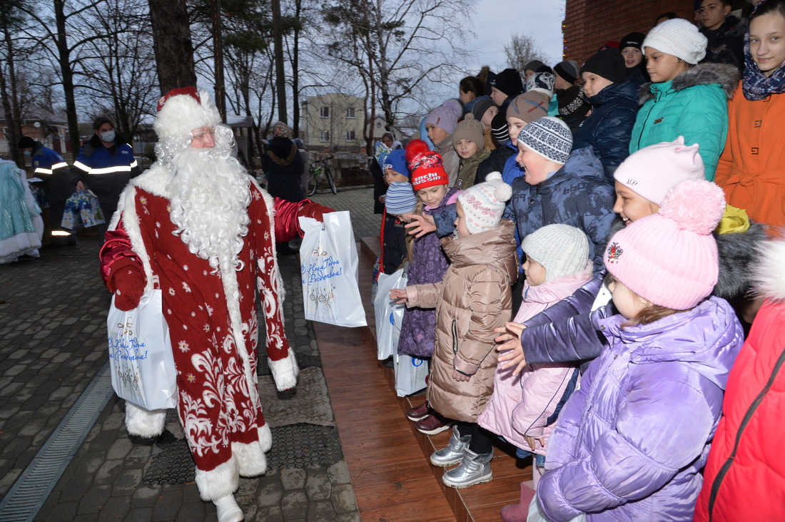 Дед Мороз и Снегурочка вручают подарки ребятам православного прихода станицы Новотроицкой Ставропольского края