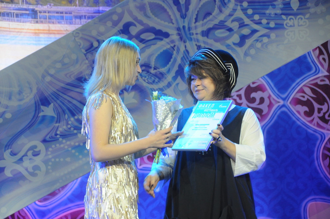 Алина Калашникова получает награду от члена конкурсного жюри Марины Полтевой