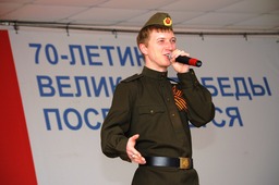 С песней "Спасибо, ребята" выступает Андрей Бондаренко