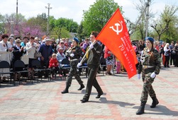 Копия Знамени Победы передана юным жителям п. Рыздвяного