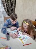 Дети бухгалтера Людмилы Халаименко работают над конкурсным рисунком