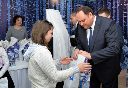 Генеральный директор ООО "Газпром трансгаз Ставрополь" Алексей Завгороднев вручает рождественские подарки