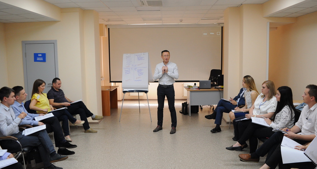 Олег Дронов рассказывает молодым работникам предприятиях о типах личностей