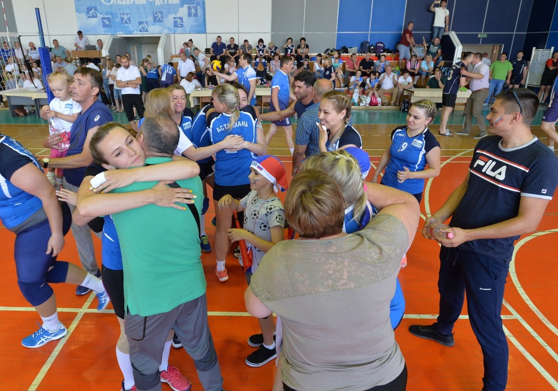 Астраханские волейболисты празднуют победу в корпоративном турнире