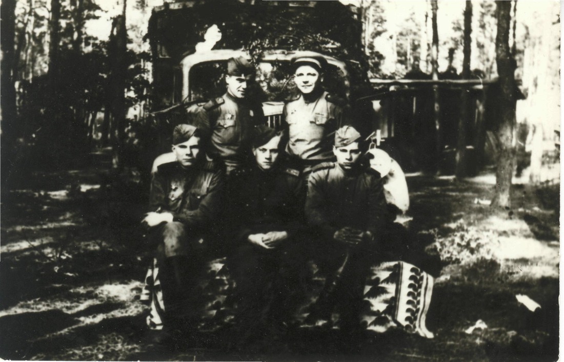 А.Г. Кравцов с сослуживцами в городе Цоссене, 1945 год